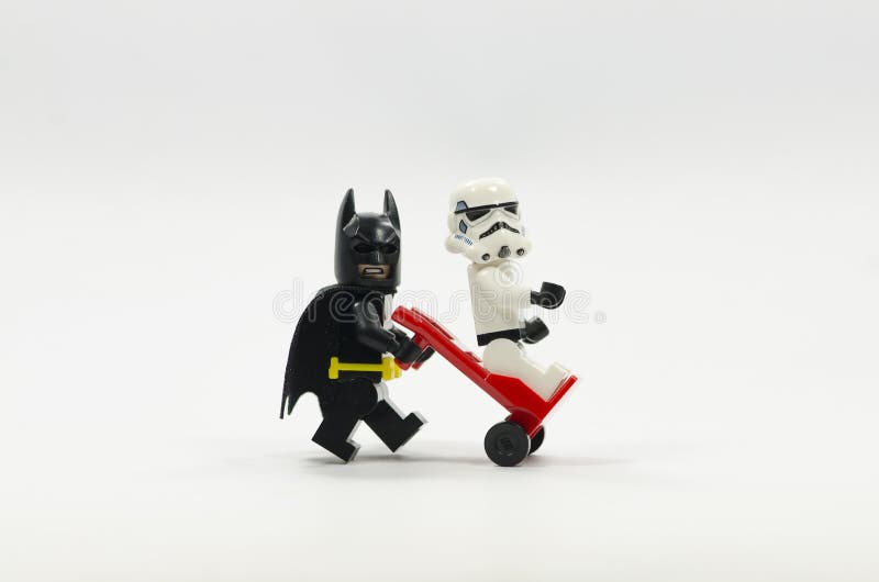 Lego Batman Empujando Un Carro Con Un Policía De Lego Sobre él Foto  editorial - Imagen de aislado, blanco: 185006506