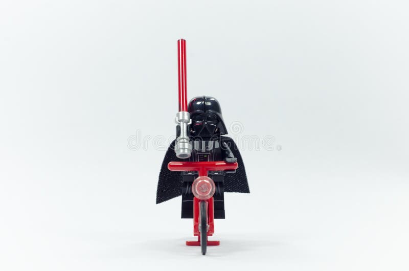 Lego darrτβαντέρ ποδηλάτης κρατώντας ανοιχτό σπαθάκι. στοκ εικόνες