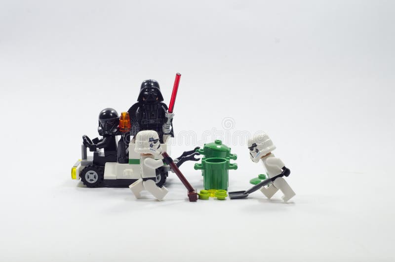 Scooter Lego Darvader Junto Com Batman Andando De Bicicleta Fotografia  Editorial - Imagem de fundo, lambreta: 185334497