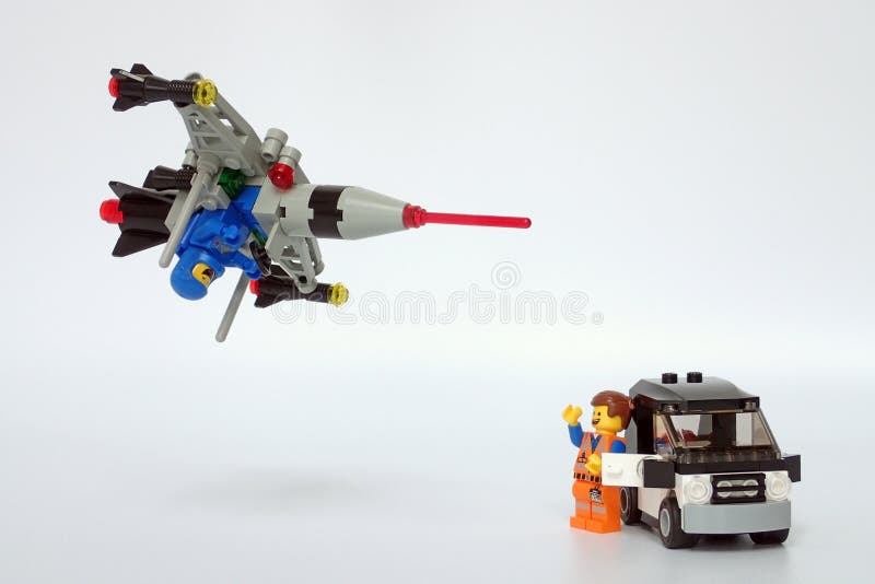 Lego filmu Benny, latający statek kosmiczny nad Emmet fotografia royalty free Lego filmu Benny, latający statek kosmiczny nad Emmet fotografia royalty free