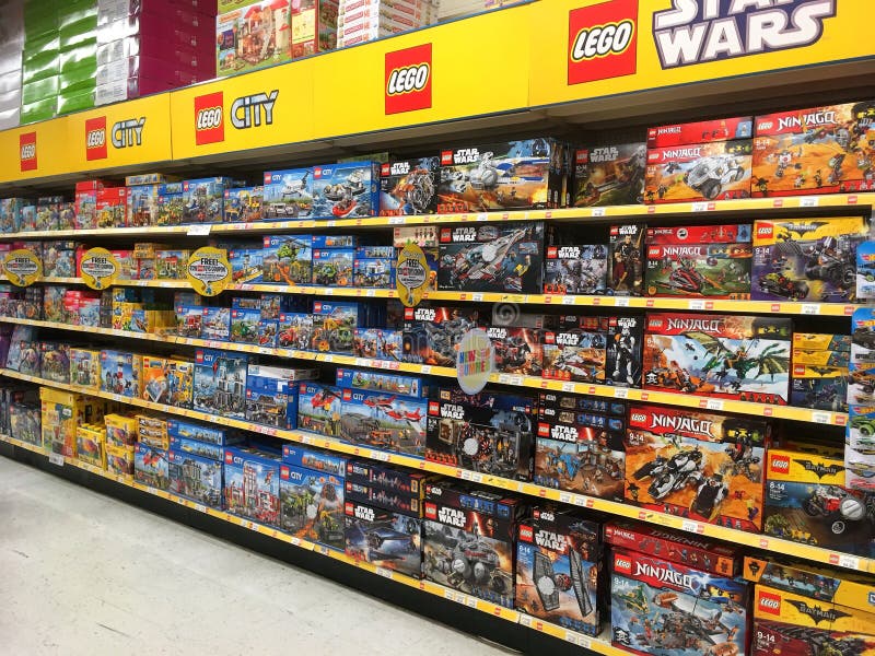 Lego gioca in scatole da vendere in un deposito di giocattolo fotografie stock libere da diritti Lego gioca in scatole da vendere in un deposito di giocattolo fotografie stock libere da diritti