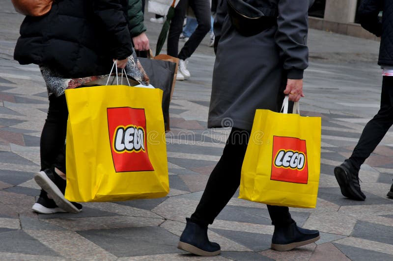 Lego Ladrillos Tiendas De Juguetes Con Bolsas De Compras Lego En La Capital  Foto de archivo editorial - Imagen de compras, recorrido: 231216768