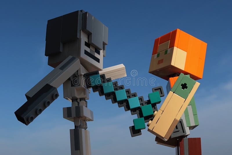 Lego Minecraft Grande Action Figure D'alex Avec L'épée Diamant Combat Avec  Squelette Dans Le Casque. Photo éditorial - Image du squelette, arme:  175999536