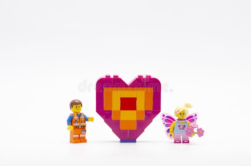 Emmet Lego Che Dà Fiori a Una Ragazza Farfalla Con Amore Di Parola Usando  L'alfabeto Di Legno Immagine Stock Editoriale - Immagine di carino, cuore:  184577814