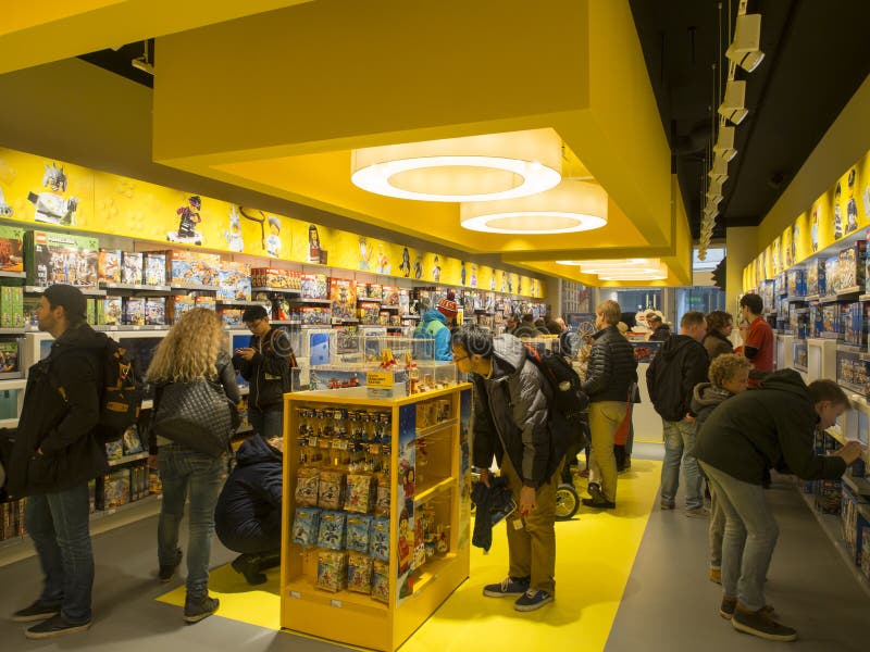 tilfældig Den fremmede jernbane Lego Store, Copenhague image éditorial. Image du étagère - 61884245