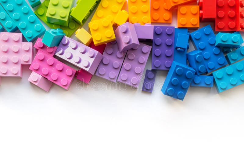 Lego Много красочные блоки конструктора Plastick на белой предпосылке r Copyspace стоковые фотографии rf