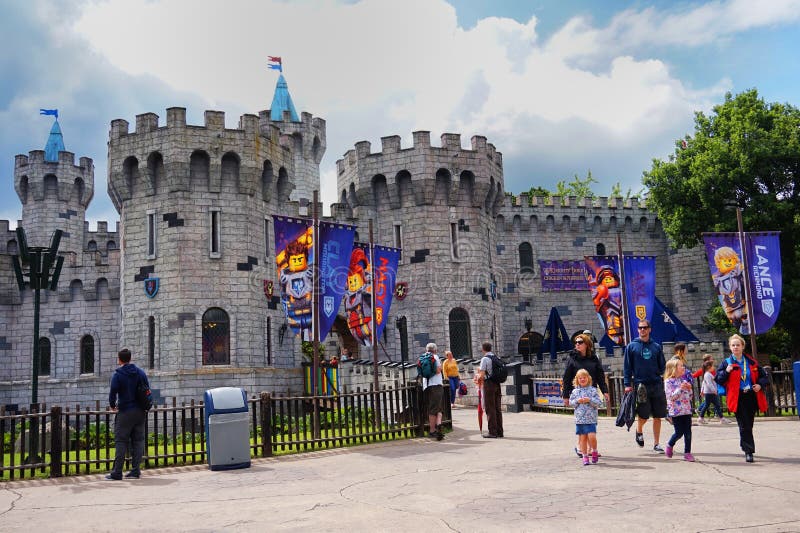 LEGOLAND, WINDSOR, REGNO UNITO - 30 APRILE 2016: Gli ospiti fuori del Nexo Knights il castello a Legoland fotografia stock LEGOLAND, WINDSOR, REGNO UNITO - 30 APRILE 2016: Gli ospiti fuori del Nexo Knights il castello a Legoland fotografia stock