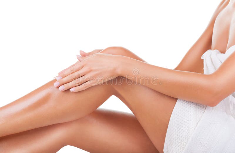 Una mujer piernas después depilación aislado sobre fondo blanco.