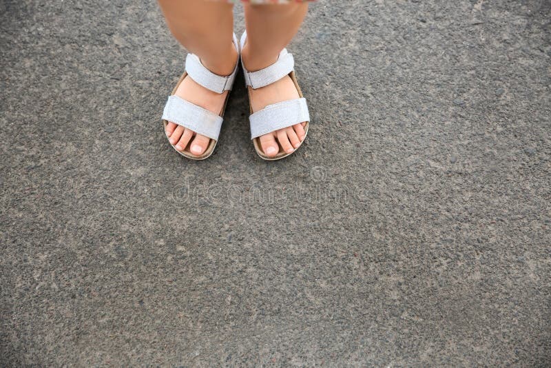 Worn sandals. Ноги нами. Девушка с сандалиями на ногах рисунок. Как правильно девочке надевать сандалики.