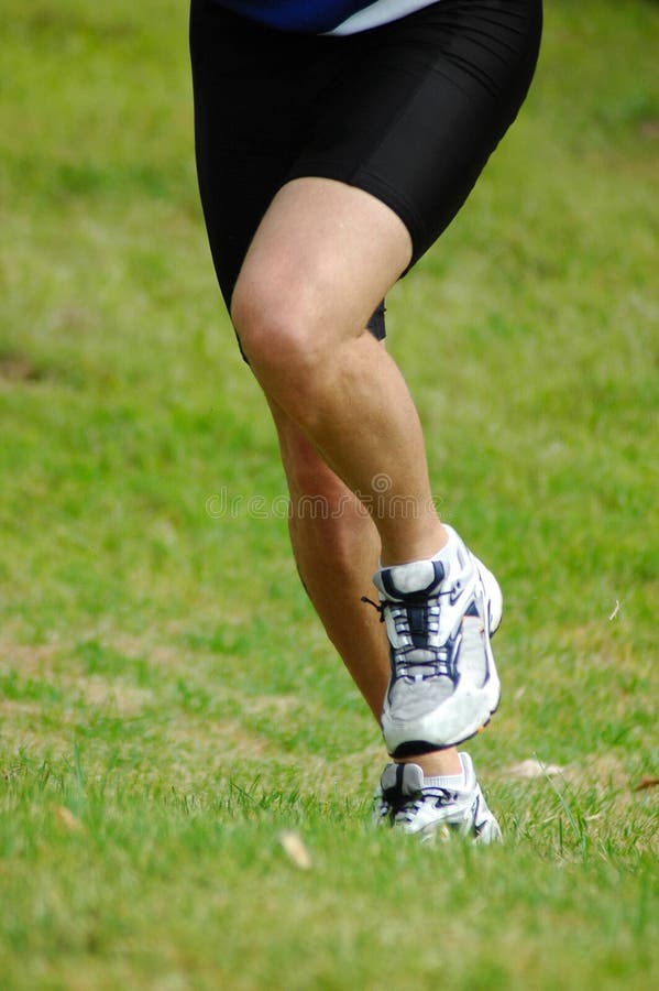 Dos blanco una mujer piernas de caucásico deportistas correr rápidamente en competencia.