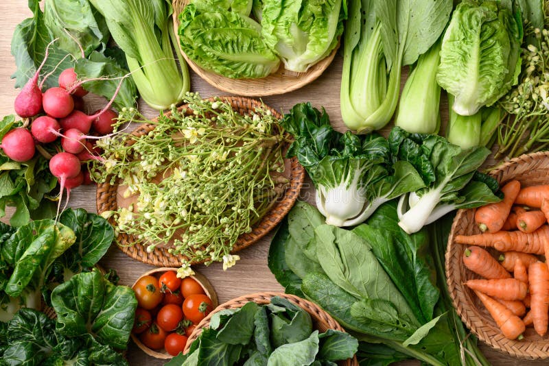 Legume organice proaspete de pe piața locală asiatică a fermierilor stock image