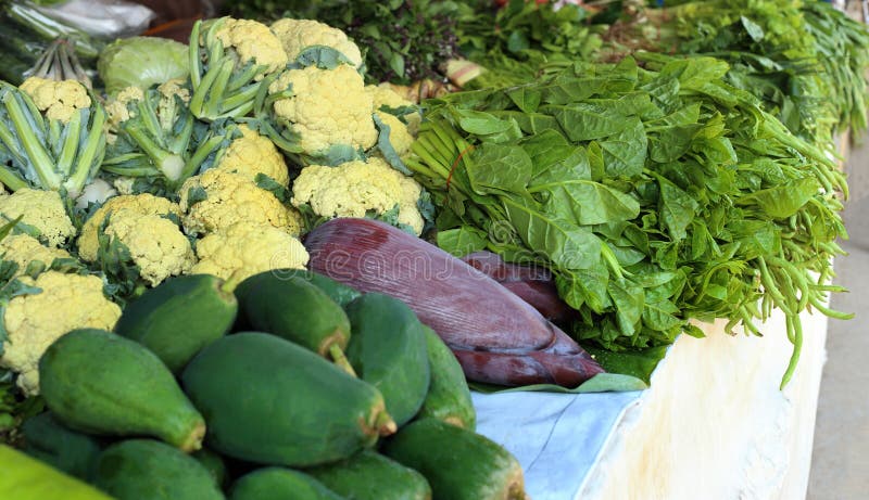 Legume proaspete destinate vânzării pe piața locală asiatică din Thailanda stock photos
