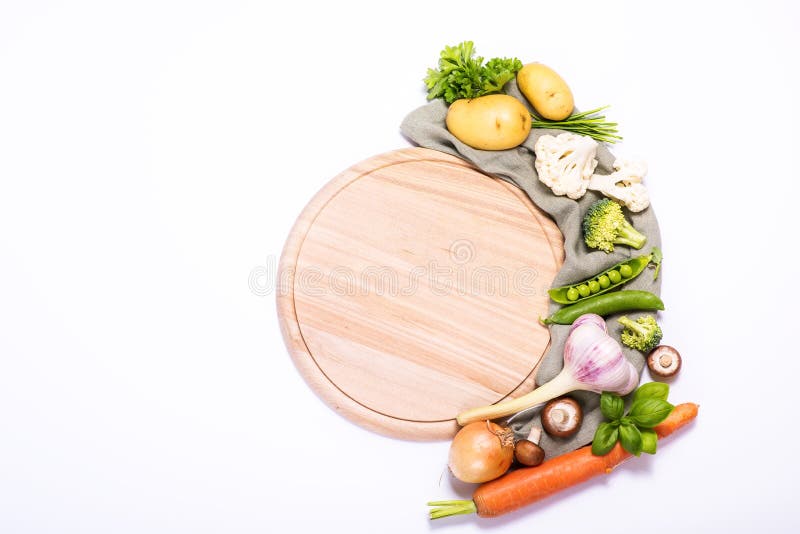 Legumes frescos para cozinhar em torno da placa de corte vazia redonda, ingredientes para comer saudável, fundo branco do espaço imagem de stock Legumes frescos para cozinhar em torno da placa de corte vazia redonda, ingredientes para comer saudável, fundo branco do espaço imagem de stock