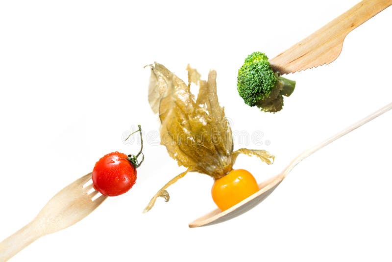 Legumes frescos tomate, brócolis, physalis na forquilha de madeira, faca, colher imagens de stock Legumes frescos tomate, brócolis, physalis na forquilha de madeira, faca, colher imagens de stock