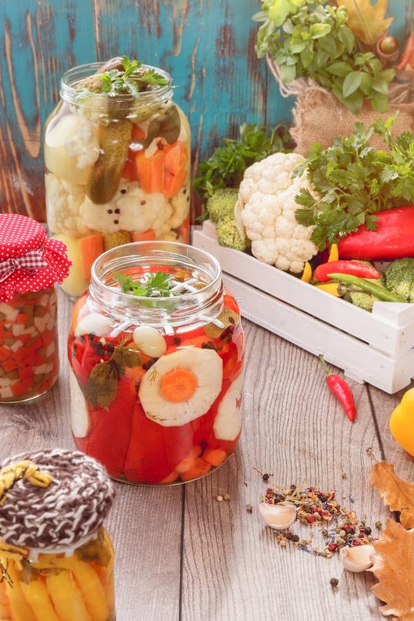 Legumes misturados sortidos em preservar frascos imagem de stock Legumes misturados sortidos em preservar frascos imagem de stock
