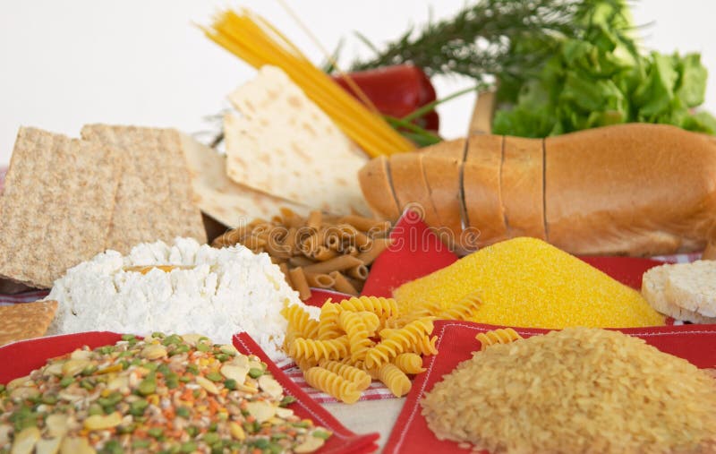 Legumi, cereali, pasta, riso, pane, uovo, farina, biscotti, polenta del cereale immagini stock Legumi, cereali, pasta, riso, pane, uovo, farina, biscotti, polenta del cereale immagini stock