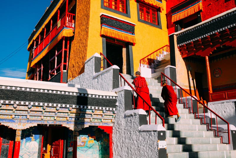 LEH-INDIA 31 AUGUSTI 2016: Tibetana buddistiska munkar som är förberedda för att skandera i den Thikse kloster arkivbild LEH-INDIA 31 AUGUSTI 2016: Tibetana buddistiska munkar som är förberedda för att skandera i den Thikse kloster arkivbild