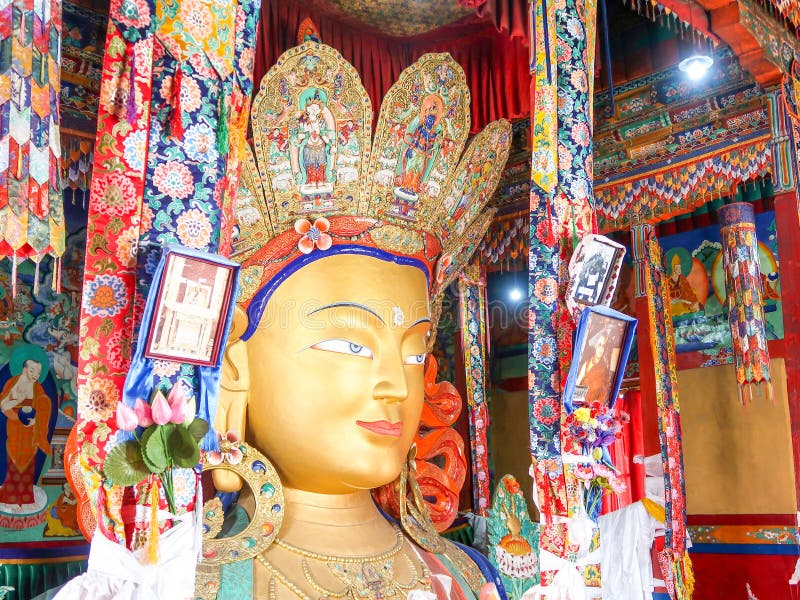 LEH LADAKH, ИНДИЯ 26-ОЕ ИЮНЯ 2018: Maitreya Будда или будущая статуя внутри монастыря Thiksey, Leh Ladakh Будды гигантская, Индия стоковые фотографии rf LEH LADAKH, ИНДИЯ 26-ОЕ ИЮНЯ 2018: Maitreya Будда или будущая статуя внутри монастыря Thiksey, Leh Ladakh Будды гигантская, Индия стоковые фотографии rf