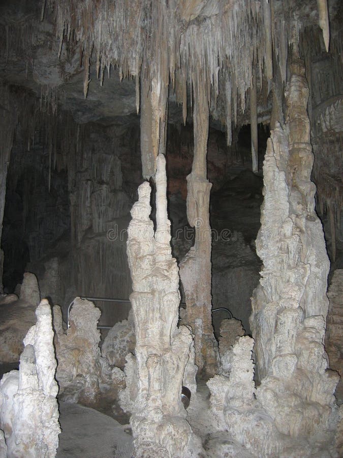 Krápníky, stalagmity.