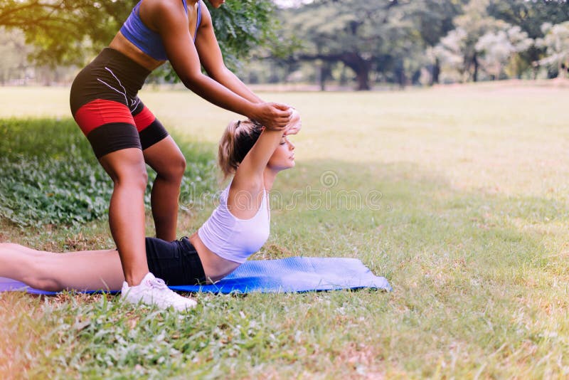 Lehrer-Coaching für Frauen, die Yoga im öffentlichen Park am Morgen machen, Training und Workout-Klasse Konzept stockfotos Lehrer-Coaching für Frauen, die Yoga im öffentlichen Park am Morgen machen, Training und Workout-Klasse Konzept stockfotos