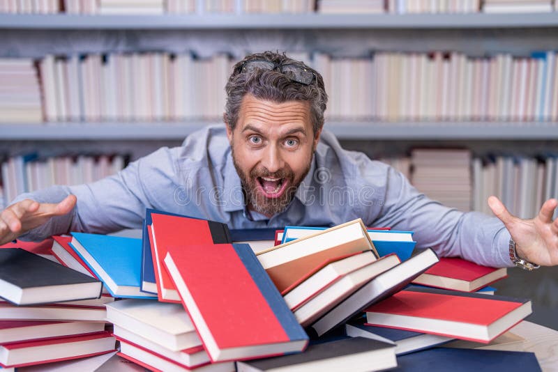 Lehrer in der Bibliothek. Buchliebhaber lernen. Tag des Wissens. Lehrer lernen aus Büchern. Lehrer bei stockbild