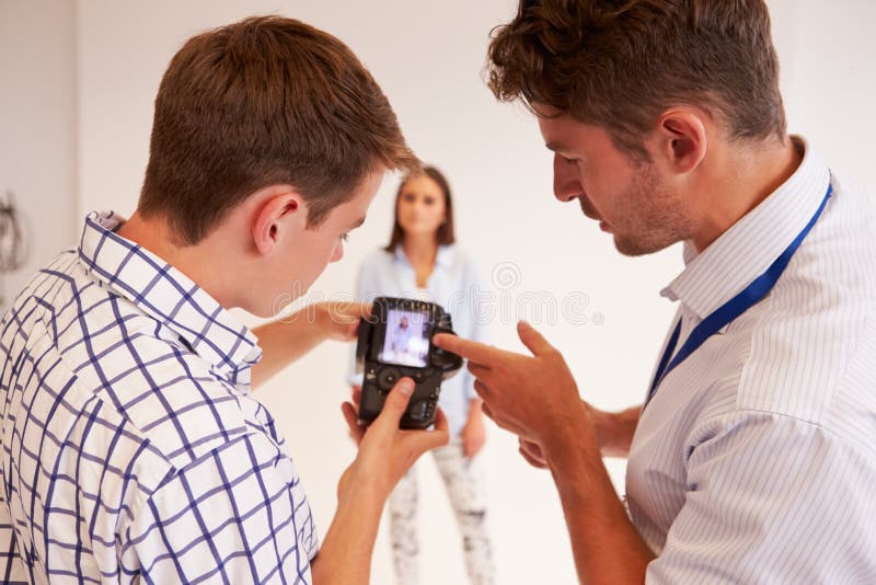 Lehrer Helping College Students, das Fotografie studiert lizenzfreies stockbild Lehrer Helping College Students, das Fotografie studiert lizenzfreies stockbild