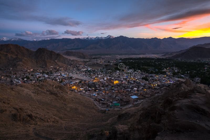 列城和列城地区周围山景，位于印度北部查谟和克什米尔邦的拉达克地区 免版税库存图片
