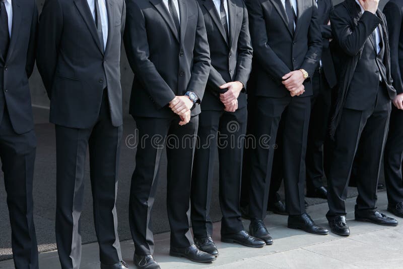 Leibwächter im schwarzen Anzug vor Giorgio-armani Modeschaumailand-Modewochen-Straßenart am 27. Februar