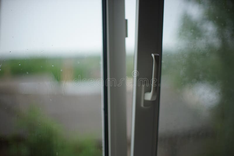 Leicht Offenes Fenster Mit Einem Griff Nasses Glas Mit