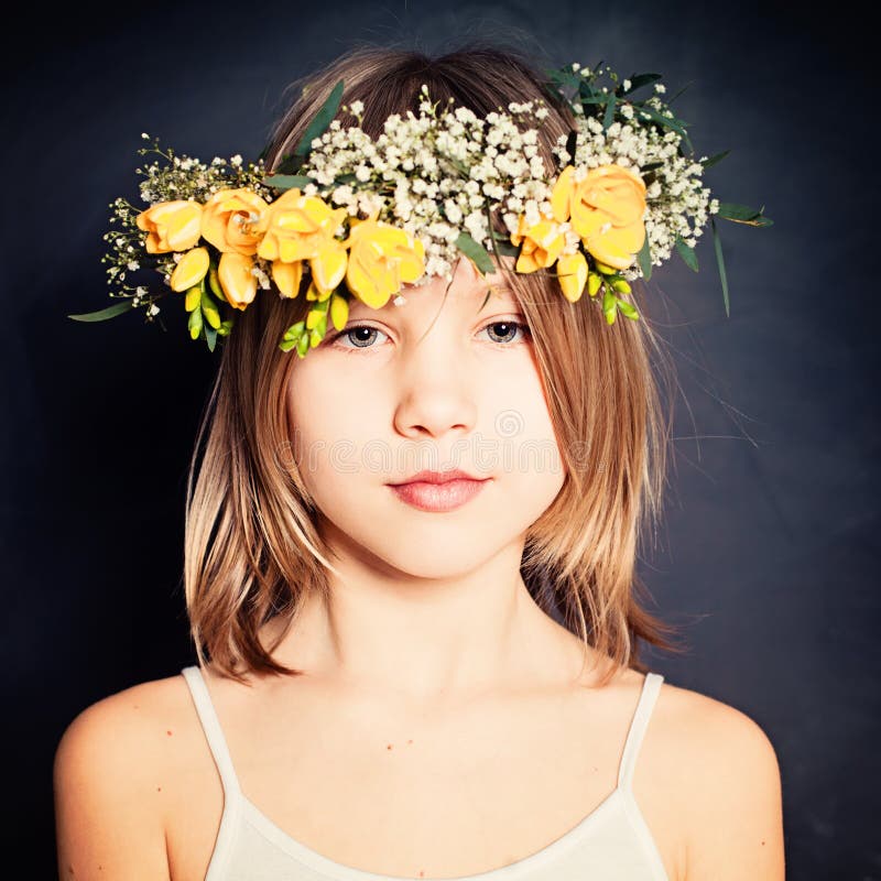 Leichte junge Schönheit Mode-Porträt des Sommer-Mädchens lizenzfreie stockfotos Leichte junge Schönheit Mode-Porträt des Sommer-Mädchens lizenzfreie stockfotos