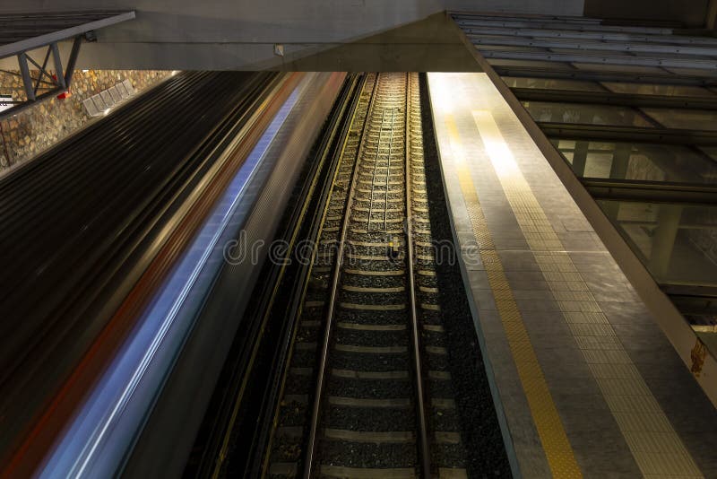 Leichte Strecke Mit Schnell Fahrendem UBahn Nachts in Athens Greece Mit Bahnsteig Und Zweitbahn