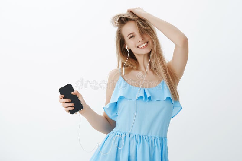 Leichte und attraktive aufrichtige freundlich-aussehende Frau mit dem blonden Haar, das mit Frisur als Tanzen und Springen spielt stockfotografie Leichte und attraktive aufrichtige freundlich-aussehende Frau mit dem blonden Haar, das mit Frisur als Tanzen und Springen spielt stockfotografie