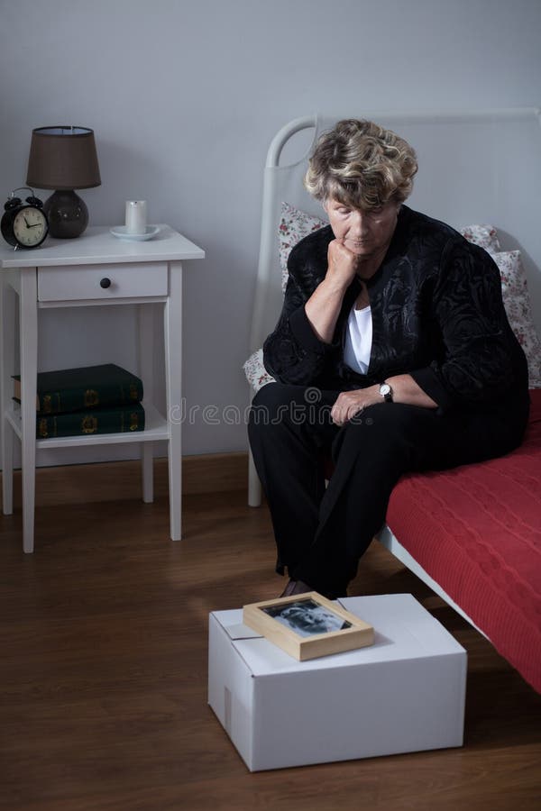 Leiden nach Tod des Ehemanns lizenzfreies stockbild Leiden nach Tod des Ehemanns lizenzfreies stockbild