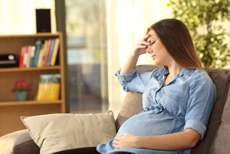 Leidende Kopfschmerzen der schwangeren Frau