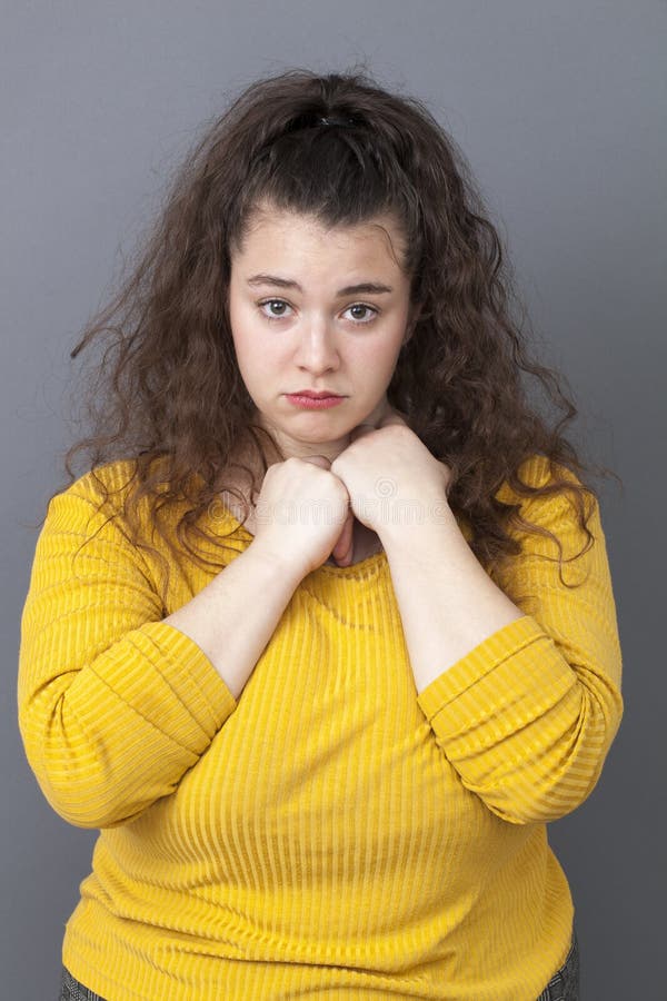 Leidende xxl junge Frau, die tut mir leid mit den Händen sich schützen glaubt lizenzfreies stockbild Leidende xxl junge Frau, die tut mir leid mit den Händen sich schützen glaubt lizenzfreies stockbild
