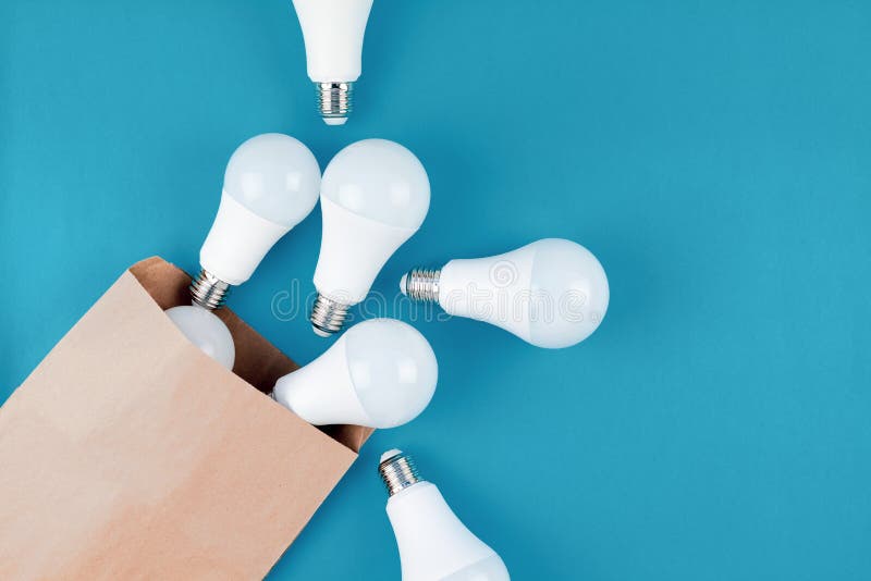LEIDENE gloeilampen in ambachtdocument het winkelen zak stock foto LEIDENE gloeilampen in ambachtdocument het winkelen zak stock foto