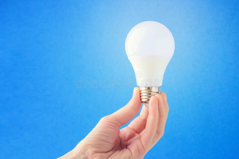 LEIDENE lamp ter beschikking op een blauwe achtergrond Concept het idee stock afbeelding LEIDENE lamp ter beschikking op een blauwe achtergrond Concept het idee stock afbeelding