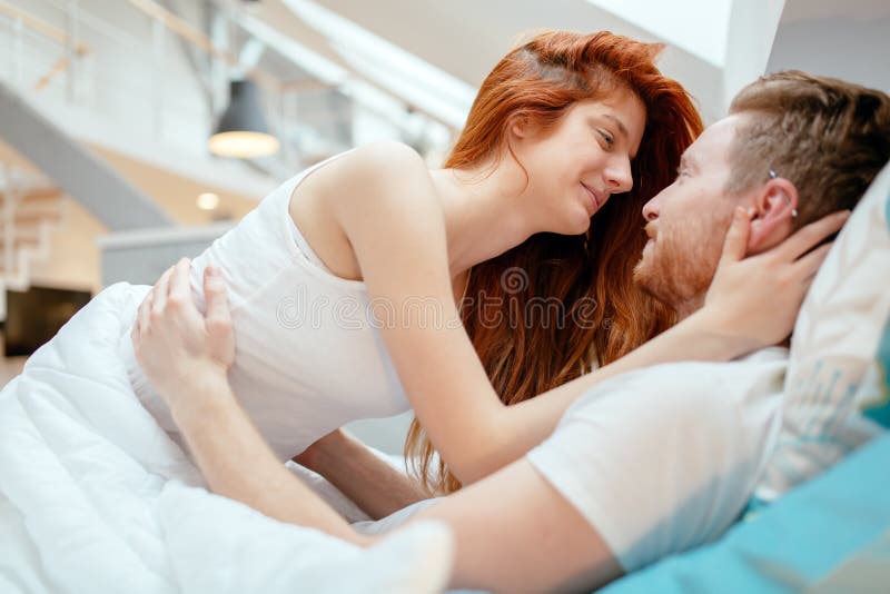 Leidenschaftliche Paare, Die Liebe Machen Stockbild - Bild von