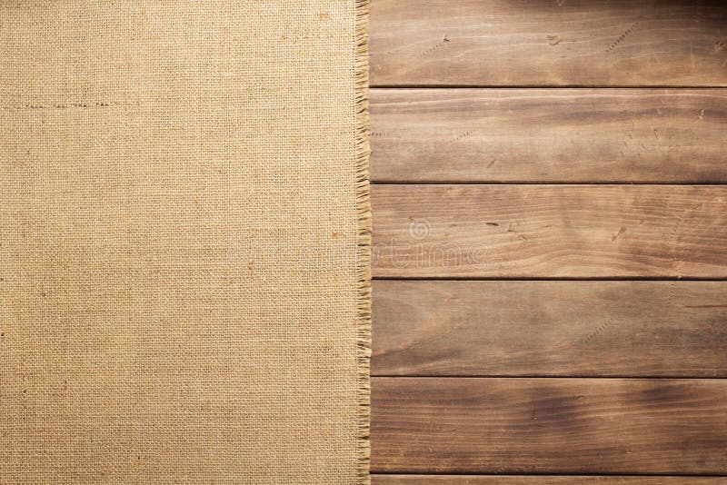 Leinwandgrobes sackzeug, das auf hölzerner Hintergrundtabelle rausschmeißt lizenzfreie stockfotografie Leinwandgrobes sackzeug, das auf hölzerner Hintergrundtabelle rausschmeißt lizenzfreie stockfotografie