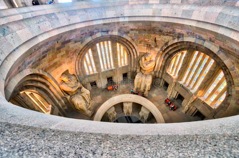 LEIPZIG, ALEMANHA - EM JULHO DE 2016: Interior de Panometer É um vis fotografia de stock LEIPZIG, ALEMANHA - EM JULHO DE 2016: Interior de Panometer É um vis fotografia de stock