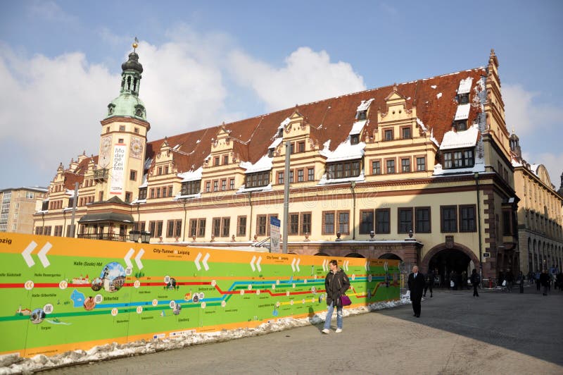Turyści zbliżają Leipzig Stary Townhall