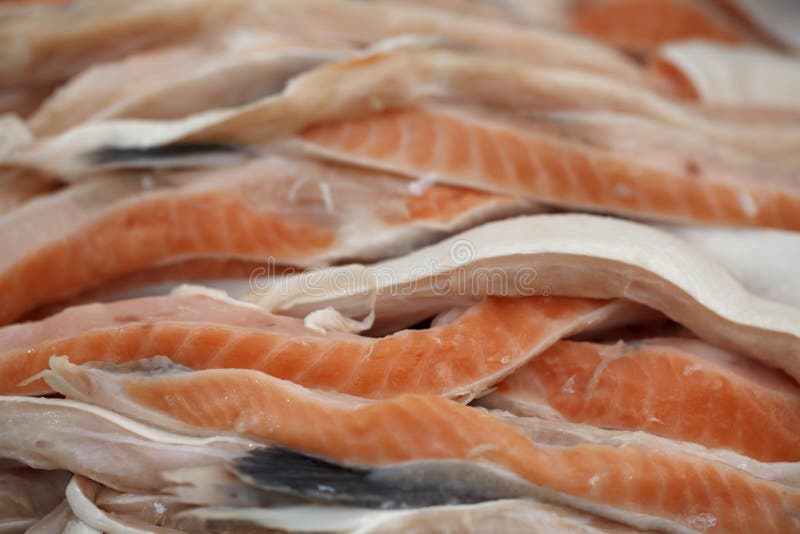 Leiste von roten Fischen auf Eis lizenzfreie stockfotos Leiste von roten Fischen auf Eis lizenzfreie stockfotos