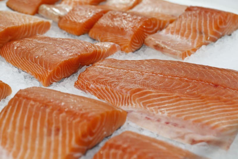 Leiste von roten Fischen auf Eis lizenzfreies stockfoto Leiste von roten Fischen auf Eis lizenzfreies stockfoto