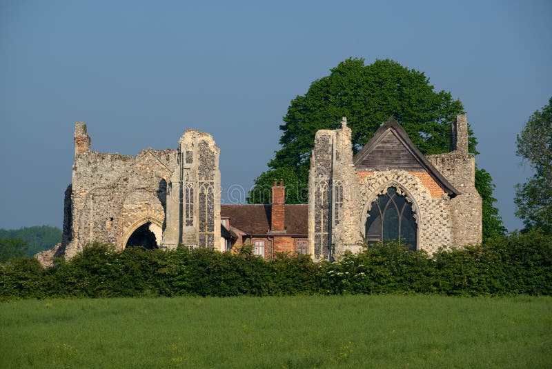 LEISTON, SUFFOLK/UK - 25-ОЕ МАЯ: Руины аббатства Leiston в леях стоковое фото LEISTON, SUFFOLK/UK - 25-ОЕ МАЯ: Руины аббатства Leiston в леях стоковое фото