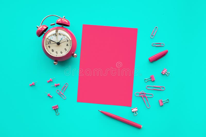 Leistungskonzepte mit Papier, Bleistift und Wecker auf Worktablehintergrund Zeit und Datumsgrenze stockfoto Leistungskonzepte mit Papier, Bleistift und Wecker auf Worktablehintergrund Zeit und Datumsgrenze stockfoto