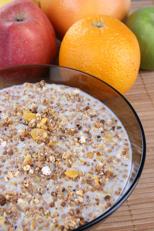 Leite com celeiro e frutas fotografia de stock royalty free