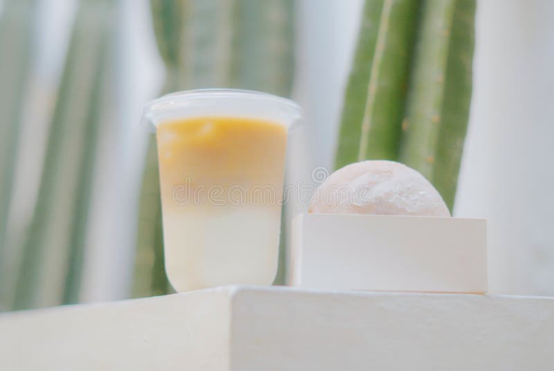 Leite de café com donuts de açúcar foto de stock