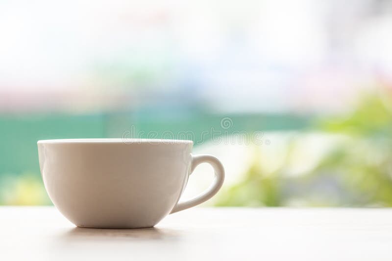 Leite do café em um copo na tabela de madeira na cafetaria foto de stock Leite do café em um copo na tabela de madeira na cafetaria foto de stock