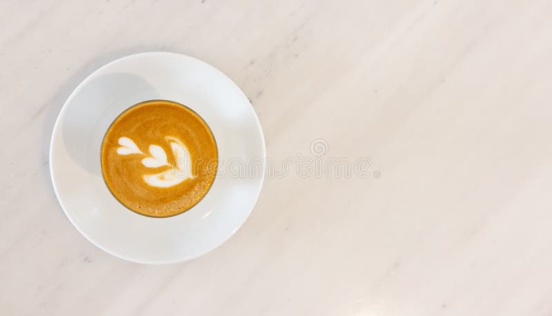 Leite do café em um vidro na tabela de mármore na cafetaria foto de stock royalty free Leite do café em um vidro na tabela de mármore na cafetaria foto de stock royalty free