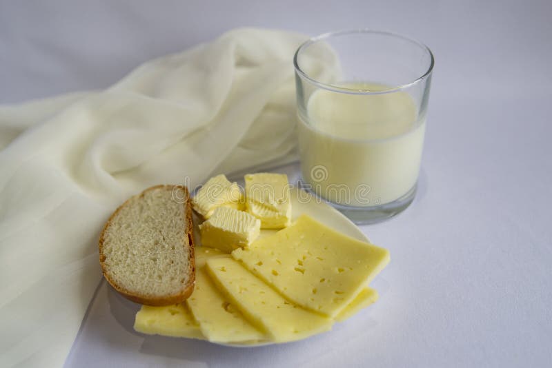 Leite, Queijo, Manteiga, Pão Branco Sobre Fundo Leve Imagem de Stock -  Imagem de prato, café: 169095321